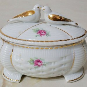 Antiguo Alhajero de Porcelana Blanca con Pájaros y Rosas Doradas - imagen 4