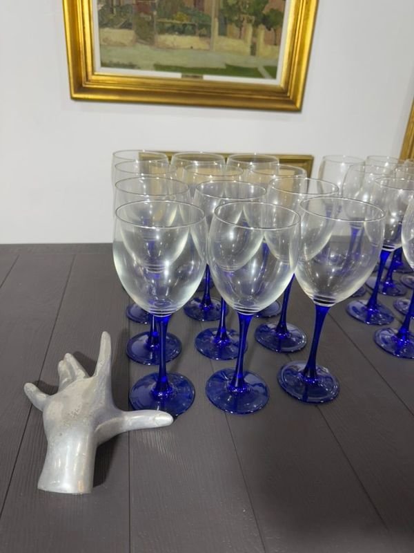 Crystal Cups Set with Ceramic Hand Sculptures - imagen 2