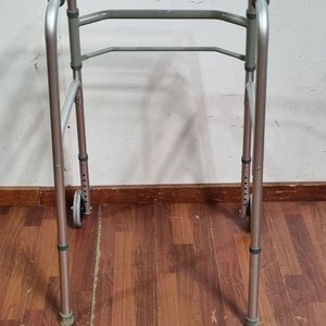 Andador Ortopédico Plegable de Aluminio con Ruedas - imagen 4