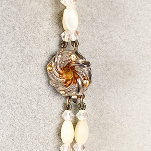 Elegante Collar Doble de Nácar y Cristal con Broche Decorativo - imagen 3