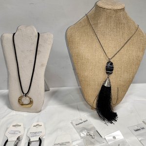 Lote de 50 Piezas de Joyería de Acero Quirúrgico: Collares, Aros y Pulseras Nuevas - imagen 5