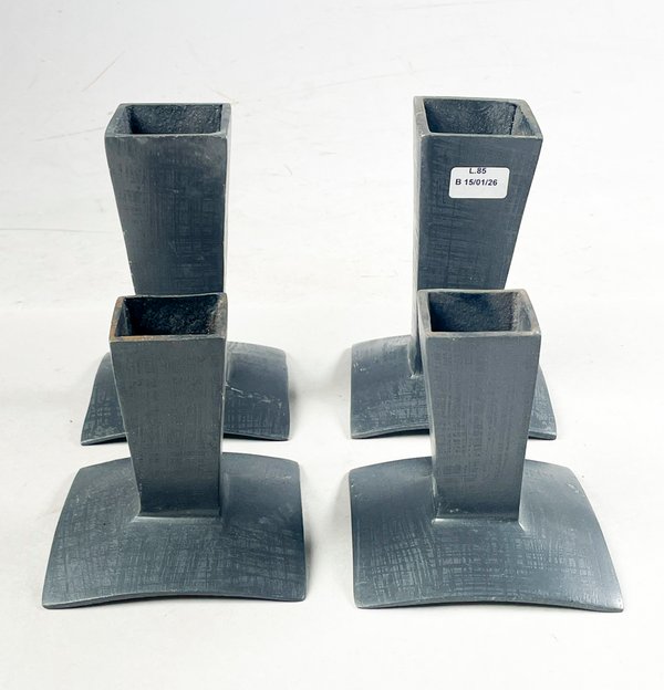 Lote siguiente: Cuatro floreros en metal de 11 y 15 cm