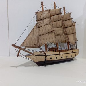 4 Piezas Decorativas: Dispensador Jack Daniel's con Vaso Shot y 2 Maquetas de Barcos - imagen 6