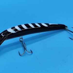 Señuelo de Pesca Artificial Rígido Minnow Deep Diver Negro con Franjas Blancas - imagen 2