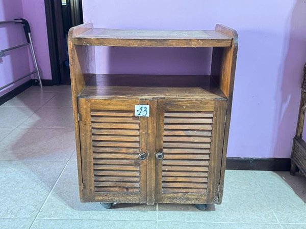 Cajón de madera con dos puertas y estante - imagen 1
