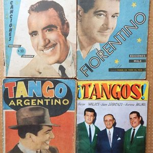 Lote siguiente: Lote de 4 Cancioneros de Tango: Edmundo Rivero, Carlos Gardel, Fiorentino y Enrique Rodríguez