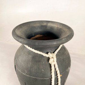 Florero Negro Moderno de Cuello Angosto con Detalle de Cuerda - imagen 3