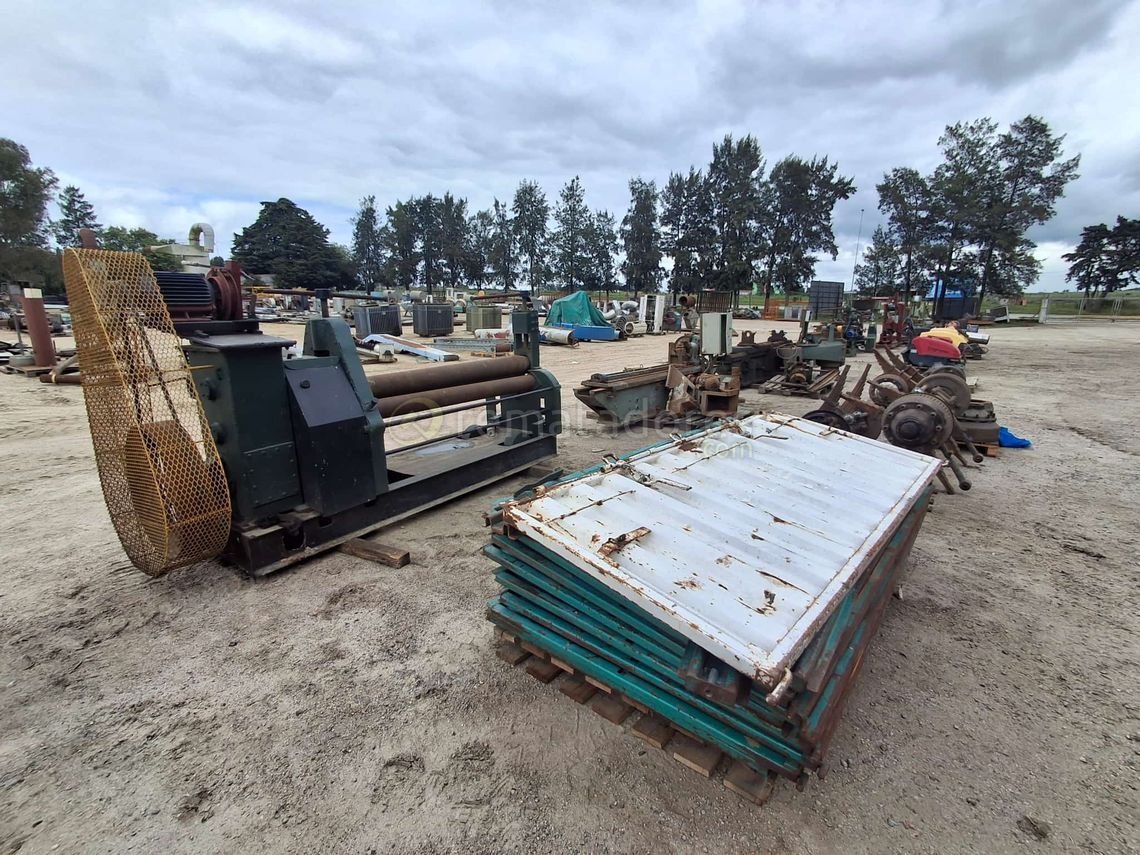 Lote de Maquinaria Industrial y Contenedores