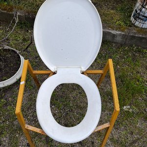 Silla de Baño para Discapacitados con Estructura Metálica y Asiento Blanco - imagen 2
