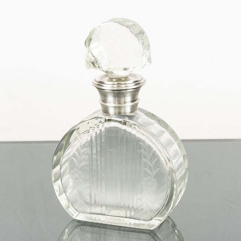 Lote siguiente: Botellón de cristal tallado con virola de plata - Medidas: 13x5x19cm