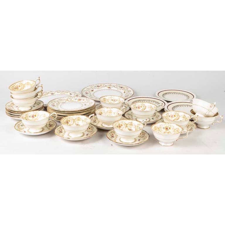 38 Piezas de porcelana inglesa Paragon. Diseño floral, borde dorado. 5 Piezas diferentes (Johnson Bros) 3 platos con fisuras, piezas manchadas. Medidas: 10x5 cm