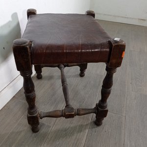 Banqueta Antigua de Cuero con Patas Torneadas - imagen 3