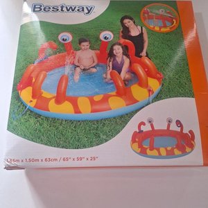 Piscina Inflable Infantil Bestway Cangrejo con Rociador y Accesorios - imagen 2