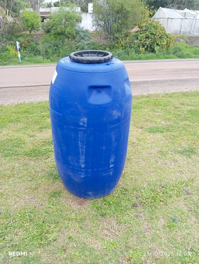 Tanque de Plástico Azul 200 Litros con Tapa Negra