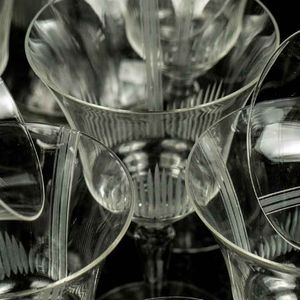 ¡Más de 30 piezas de cristalería de lujo en subasta! - Cristal tallado, vidrio dorado y más.