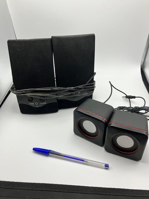 Dos Pares de Parlantes Multimedia y Mini Cubo USB