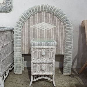 Mesa de Noche de Mimbre Blanco con Vidrio y 2 Respaldos de 1 Plaza - imagen 1