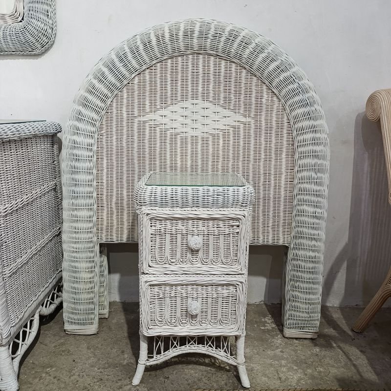Mesa de Noche de Mimbre Blanco con Vidrio y 2 Respaldos de 1 Plaza