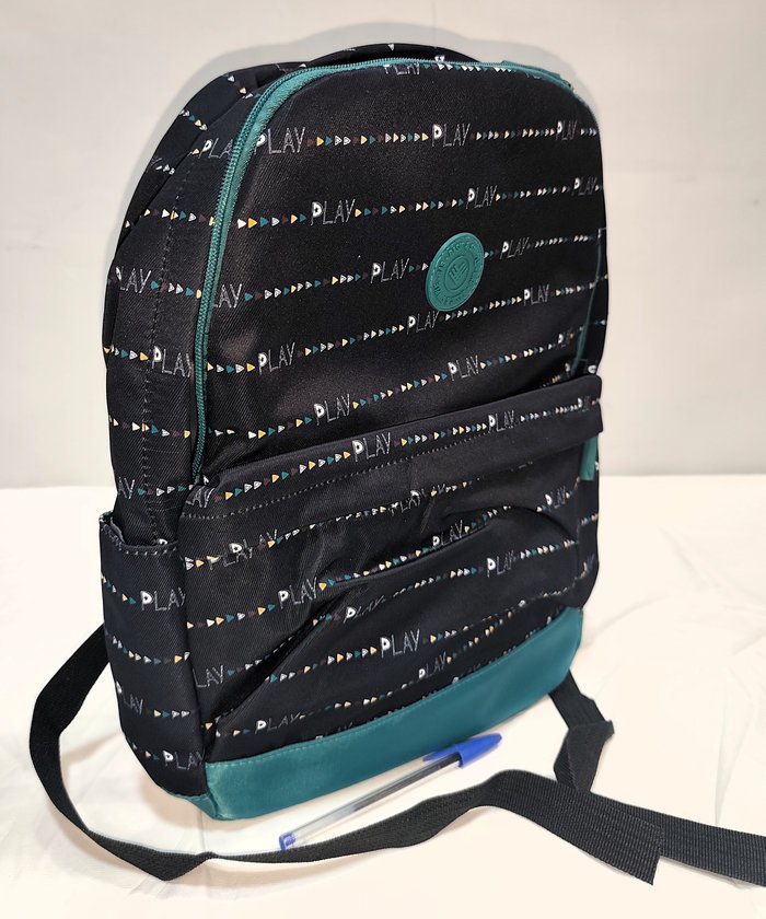 Mochila Negra con Estampado "Play" y Detalles Verdes