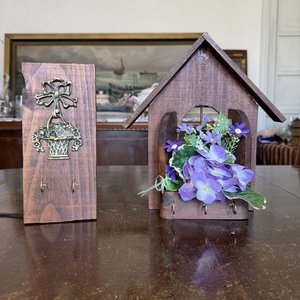 Lote anterior: Organizador de Llaves Decorativo de Madera Oscura con Adorno Floral