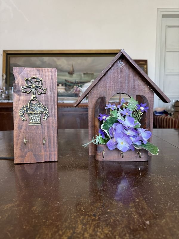 Organizador de Llaves Decorativo de Madera Oscura con Adorno Floral