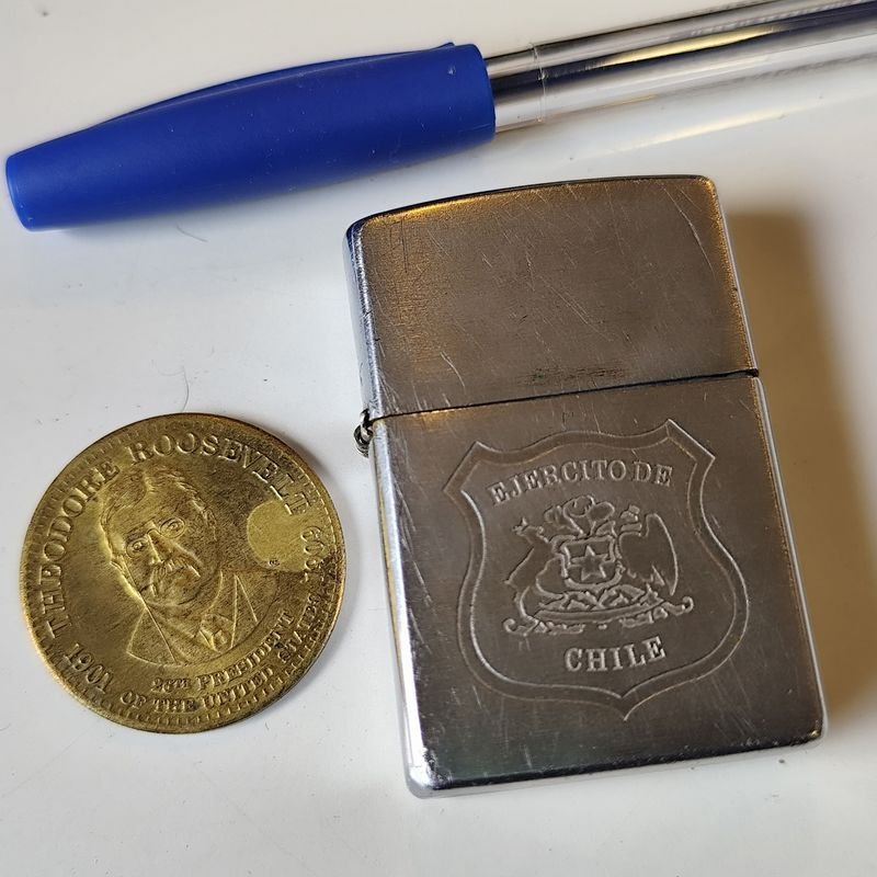 Encendedor Zippo Americano con Medalla Theodore Roosevelt y Logo Ejército de Chile