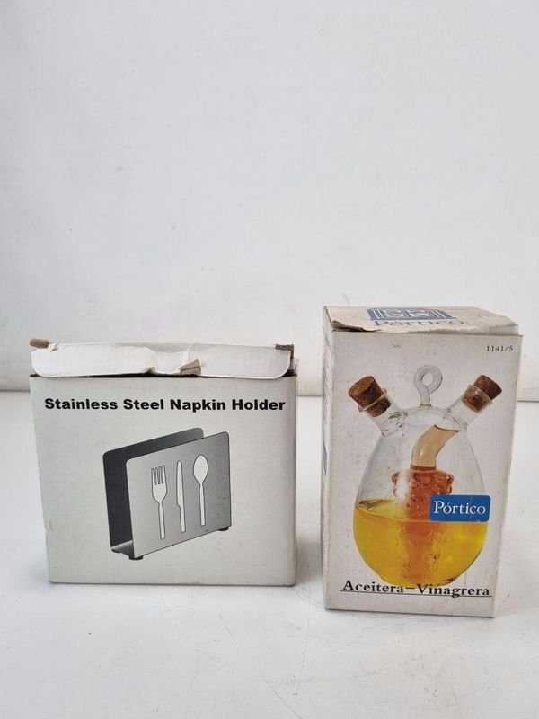Lote siguiente: Aceitera Y Servilletero y Accesorios para la Mesa