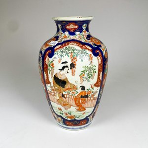 Lote anterior: Florero de loza imari decoración damas y floral, altura 30 cm