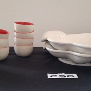 Conjunto de 10 Tazas Blancas con Interior Rojo y 2 Fuentes Concha - imagen 10
