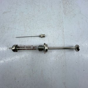 Jeringa de Vidrio y Metal para Coleccionismo o Uso Médico - imagen 2