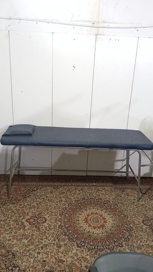 Estructura de metal azul con almohada y porta rollos - imagen 3