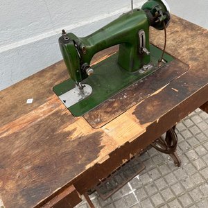 Máquina de Coser Antigua Verde con Base de Hierro y Mesa de Madera - imagen 7