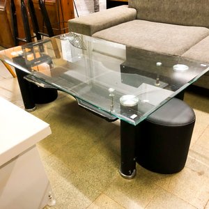 Mesa de Centro de Vidrio con Patas Negras y Banqueta - imagen 1