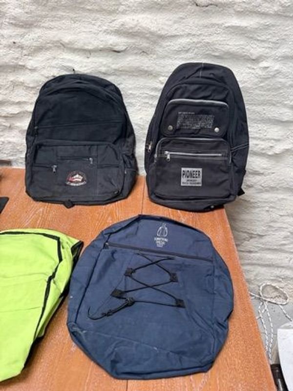 Lote de mochilas y bolsos de diferentes tamaños y colores - imagen 4