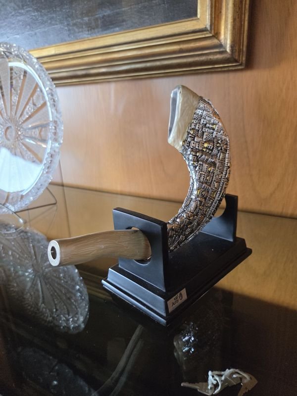 Pieza decorativa Shofar, instrumento musical ritual hecho del cuerno de un carnero u otro animal - imagen 3