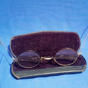 Antiguos Lentes Redondos Enchapados en Oro con Estuche Original "Casa Alonso" - imagen 3
