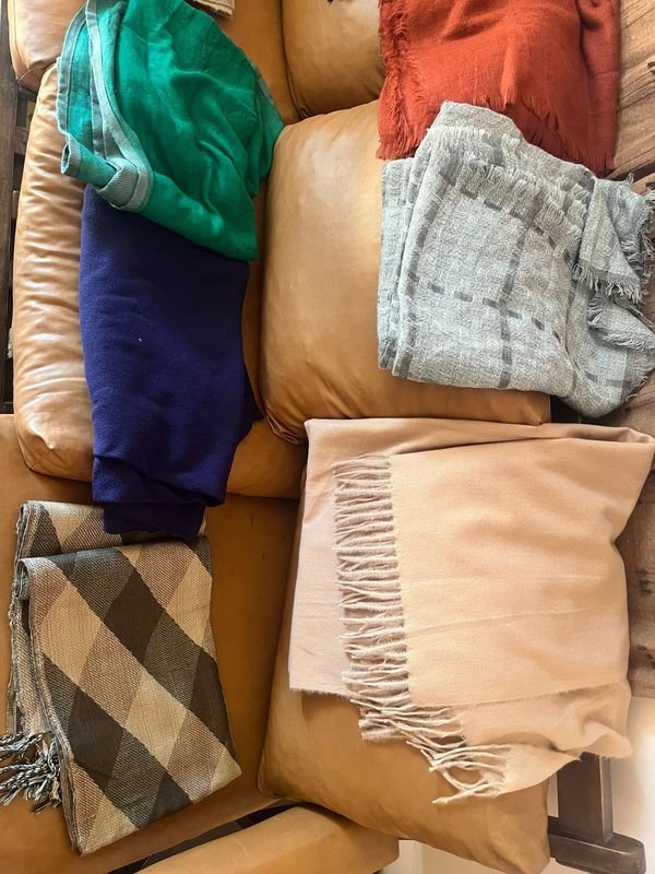 Lote siguiente: BUFANDAS, GORRAS, MEDIAS Y OTROS DE LANA