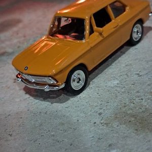 Auto Coleccionable de Metal Color Ocre con Caja - imagen 2
