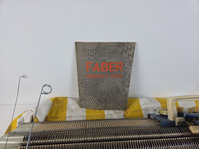 Máquina de tejer con forro de lona y cantidad de manuales y revistas de tejidos - imagen 9