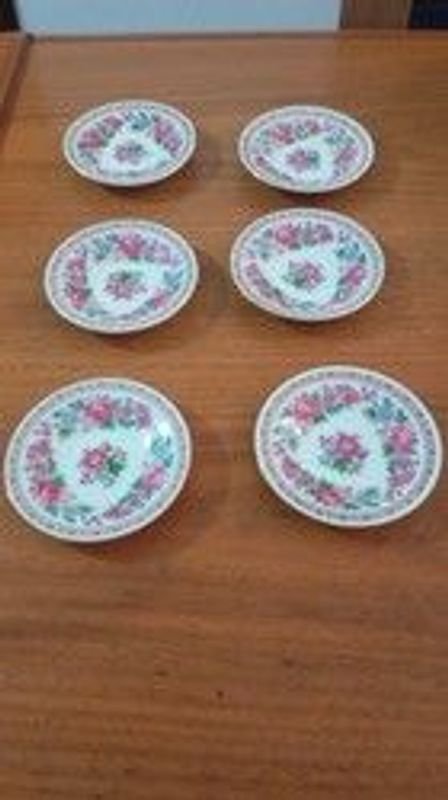 Platos de porcelana con patrón floral - imagen 1