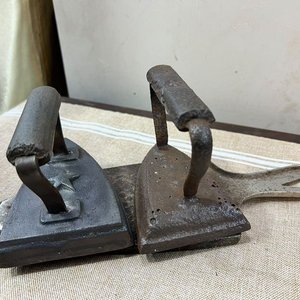 Lote de 2 Planchas Antiguas de Hierro Fundido con Base - imagen 1