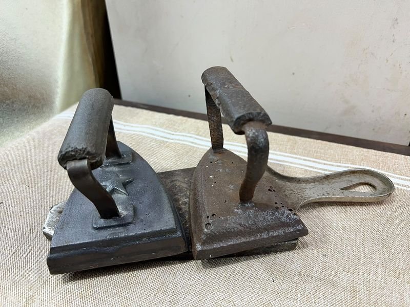 Lote de 2 Planchas Antiguas de Hierro Fundido con Base
