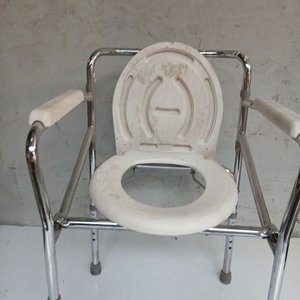 Asiento Plegable para Inodoro con Apoyabrazos - imagen 3
