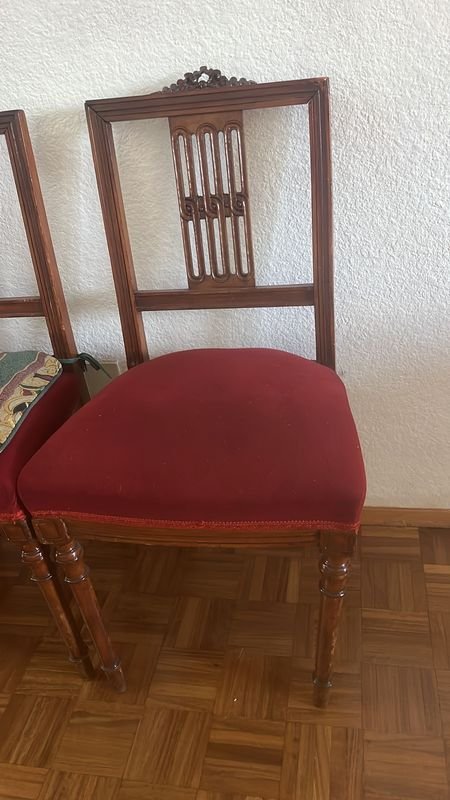 Sillas antiguas de madera con asientos tapizados - imagen 9