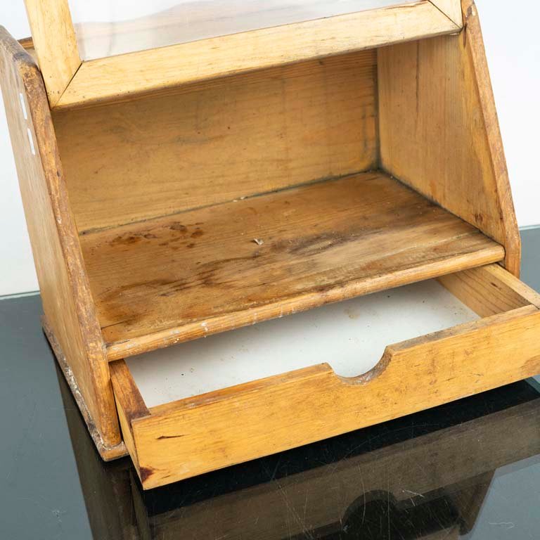 Caja antigua de madera con detalles - imagen 2