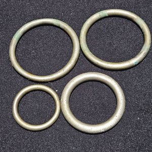 Lote de 4 argollas de metal blanco - imagen 1