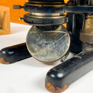 Microscopio antiguo en metal y bronce, con lentes ,accesorios, caja madera (espejo avería) - imagen 6