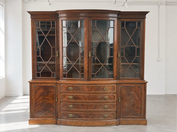 Aparador Inglés de Madera con Vitrina y Cajones