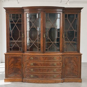 Lote siguiente: Aparador Inglés de Madera con Vitrina y Cajones