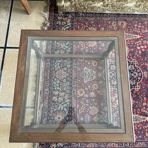 Mesa de Centro Cuadrada con Tapa de Vidrio y Patas Torneadas - imagen 4